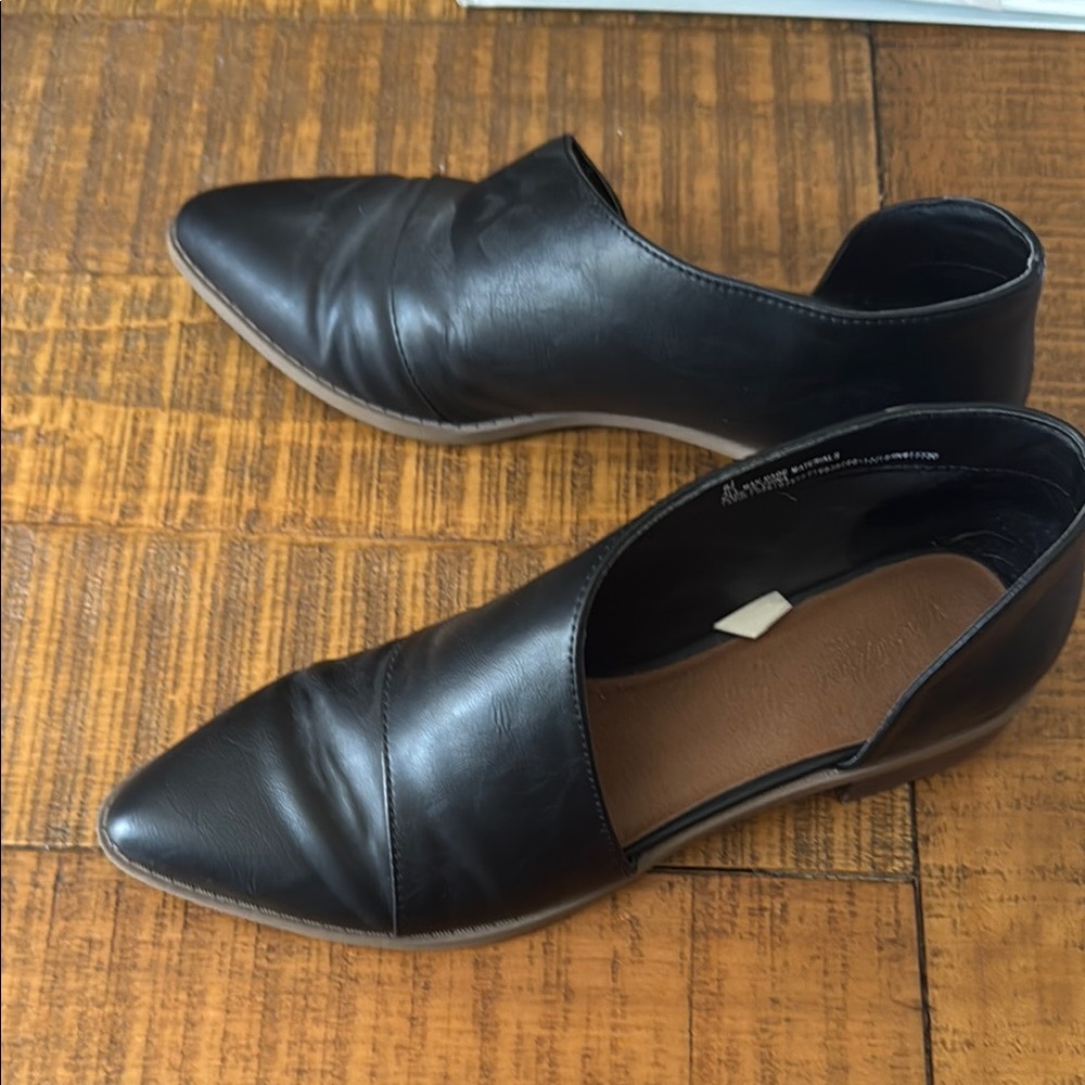 Universal Thread Black Flats with Pointed Toe and Cut-Out Design